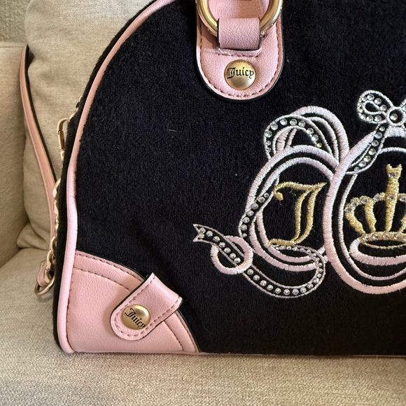 Beautiful JUICY COUTURE JUICY LOVERS CLUB BOWLER LIQUORICE PINK XBODY Bag - Picture 2 of 16